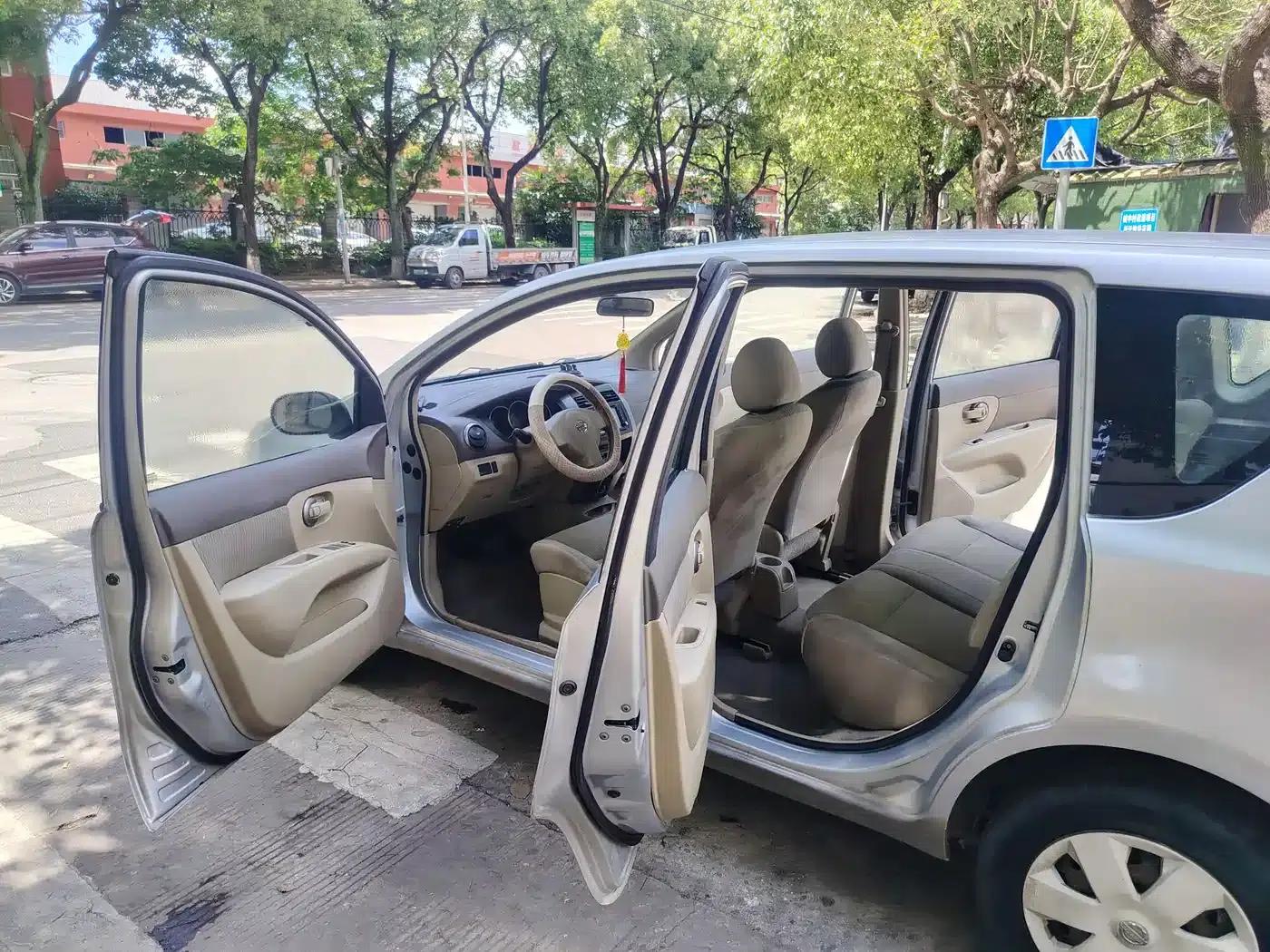 Nissan Livina 2010 Sporty Edition 1.6L Automatic Dynamic Model — миниатюра 5