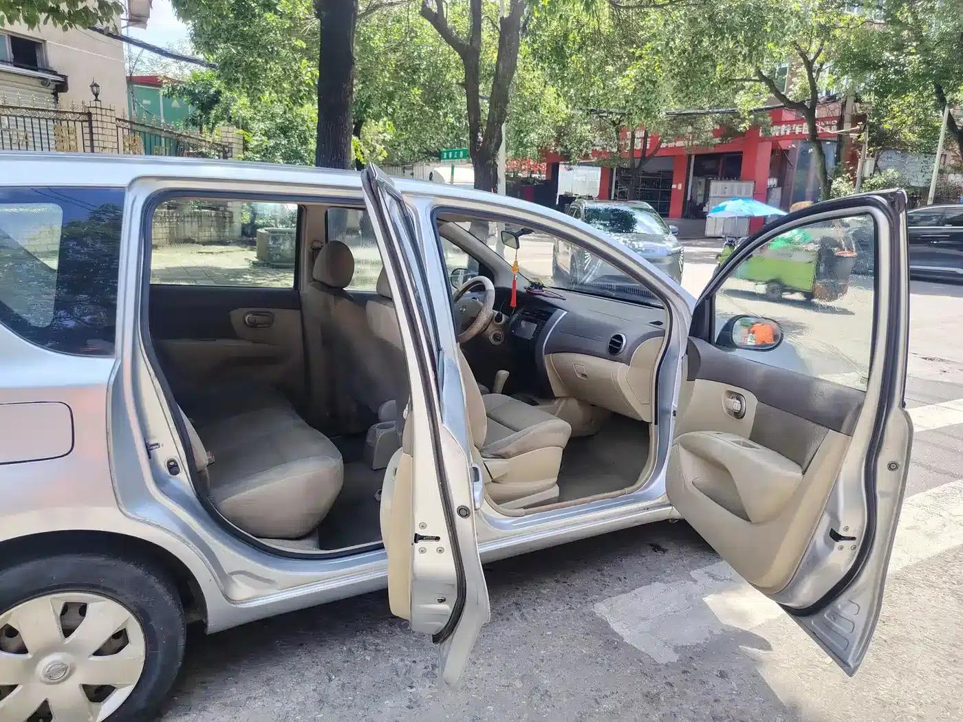 Nissan Livina 2010 Sporty Edition 1.6L Automatic Dynamic Model — миниатюра 6