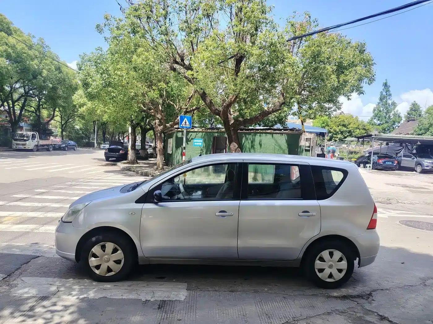 Nissan Livina 2010 Sporty Edition 1.6L Automatic Dynamic Model — миниатюра 8
