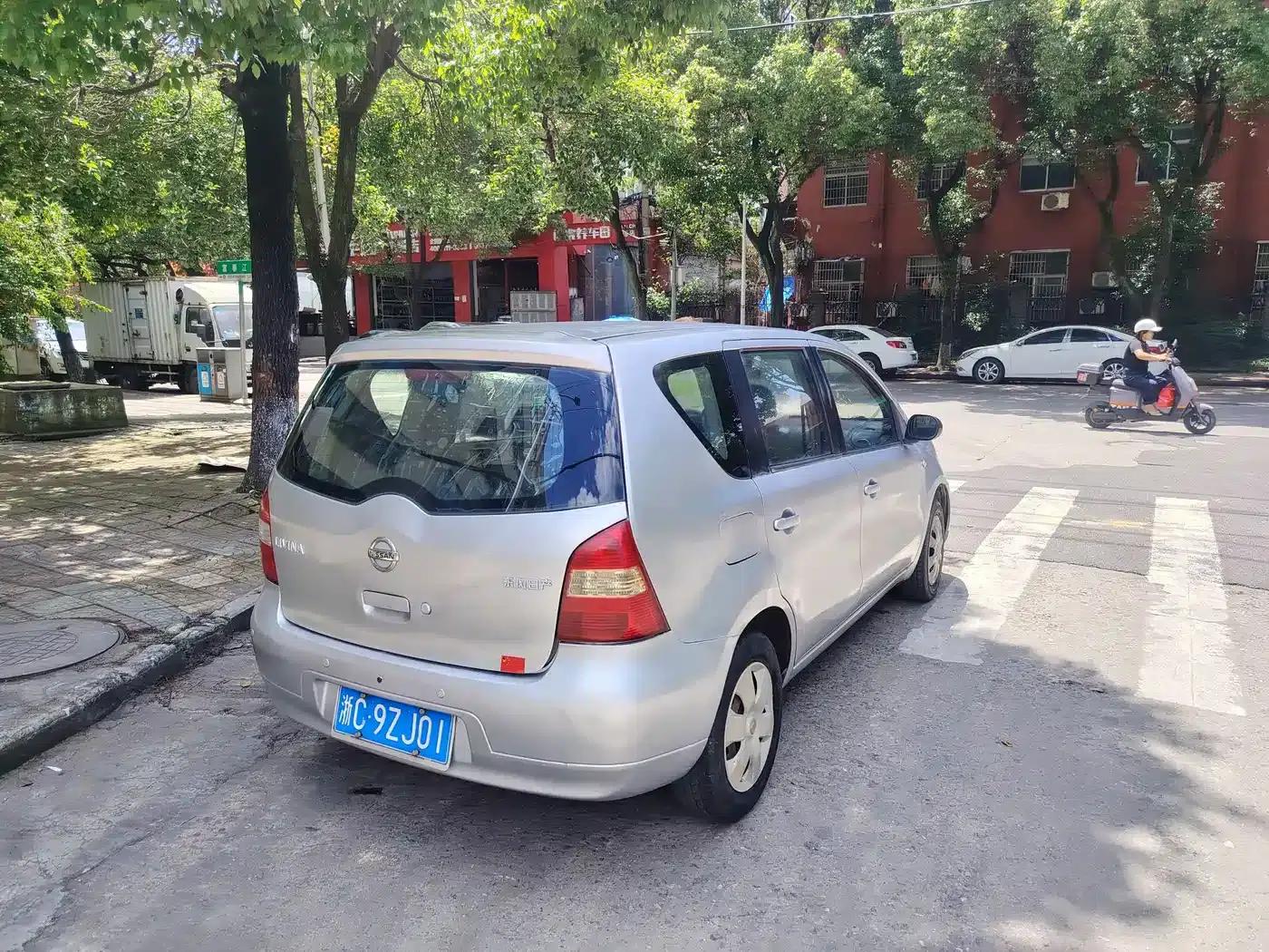 Nissan Livina 2010 Sporty Edition 1.6L Automatic Dynamic Model — миниатюра 9