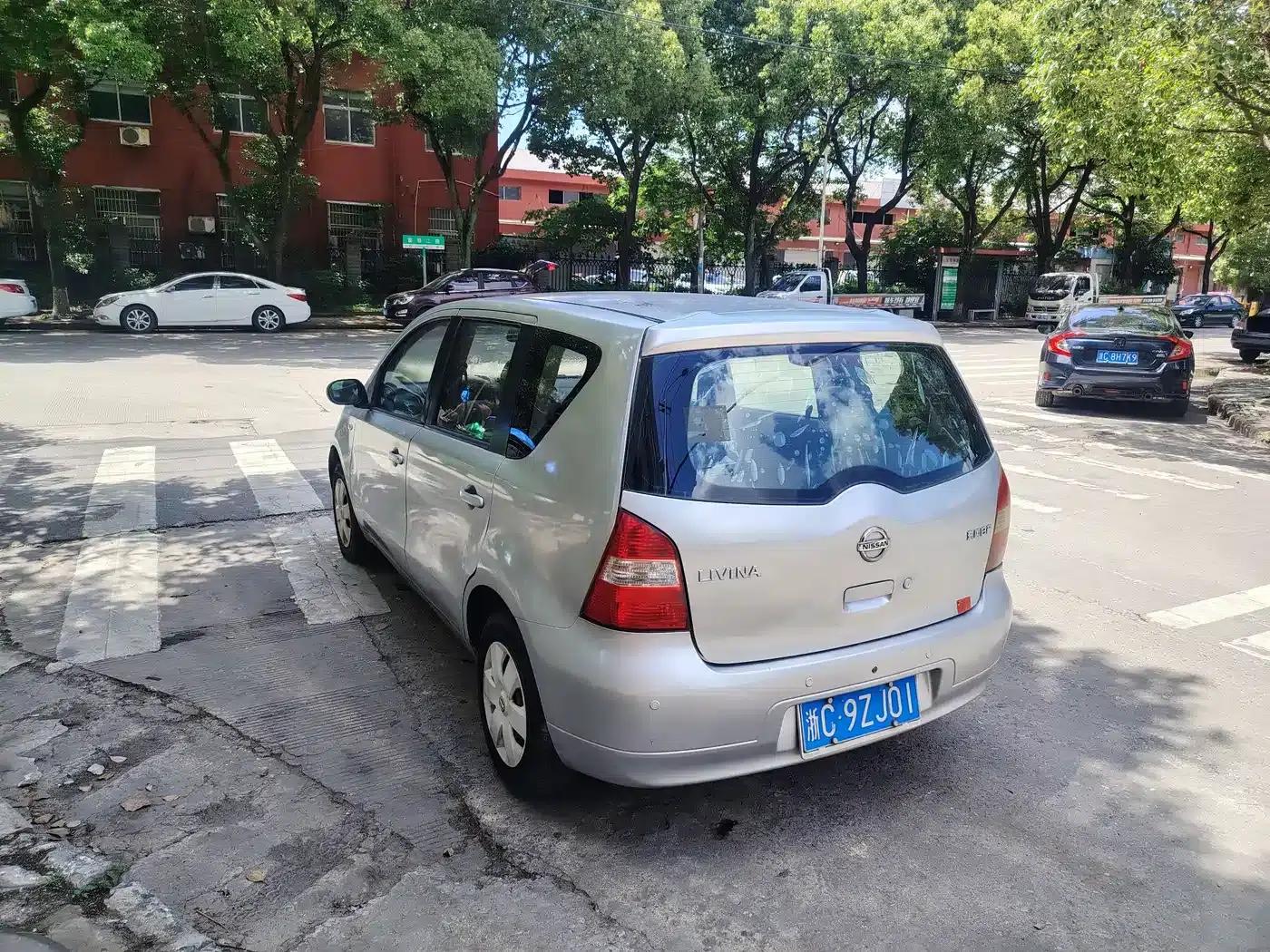 Nissan Livina 2010 Sporty Edition 1.6L Automatic Dynamic Model — миниатюра 10