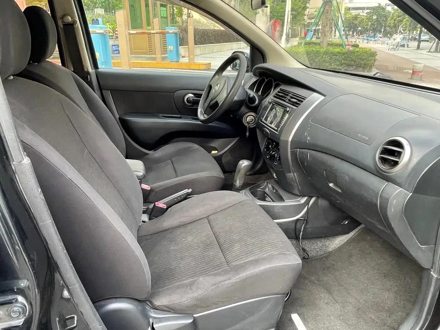 Nissan Livina 2010 Sporty Edition 1.6L Automatic Standard — миниатюра 4