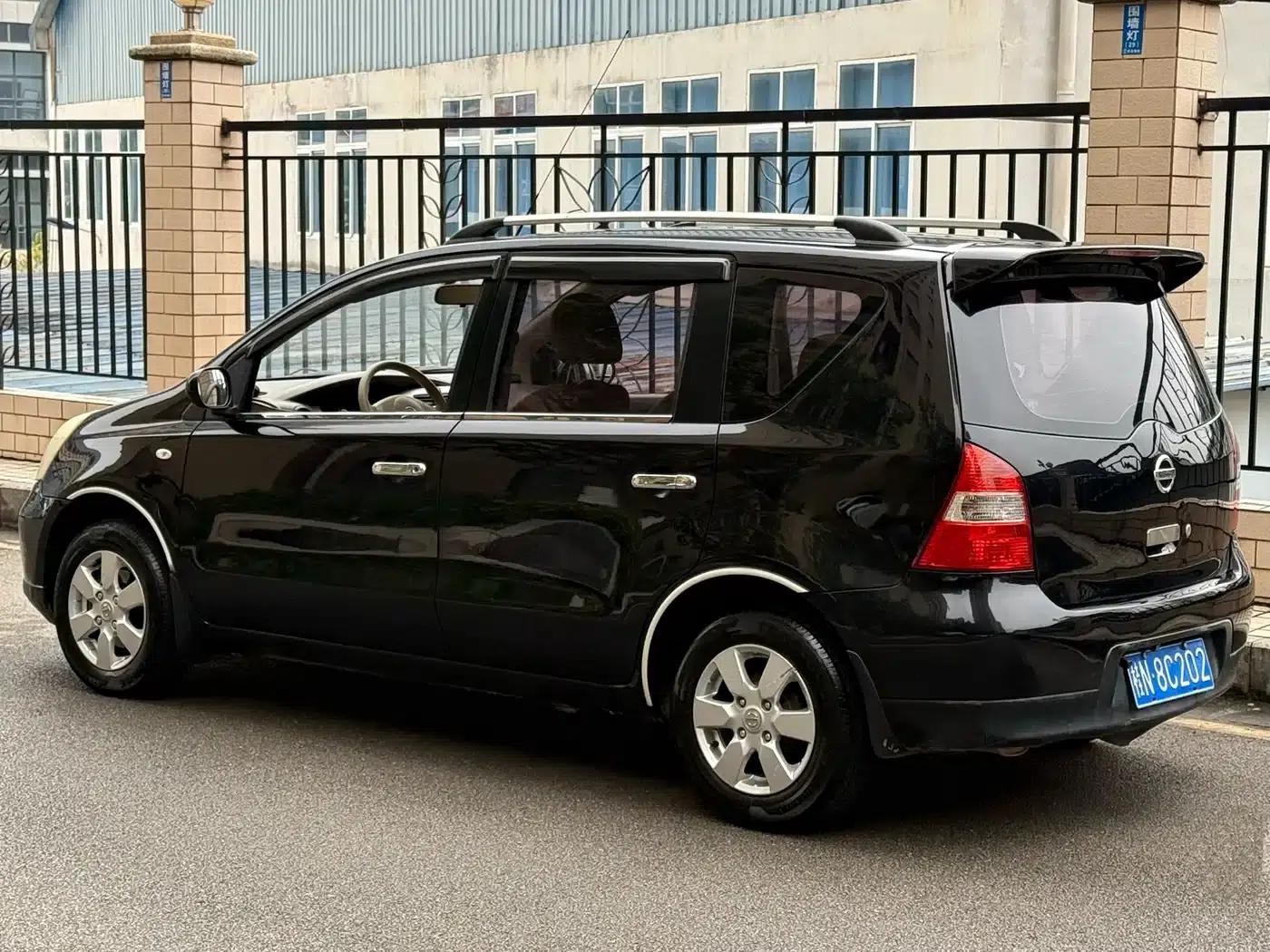 Nissan Livina 2010 Sporty Edition 1.6L Manual Intelligent — миниатюра 3