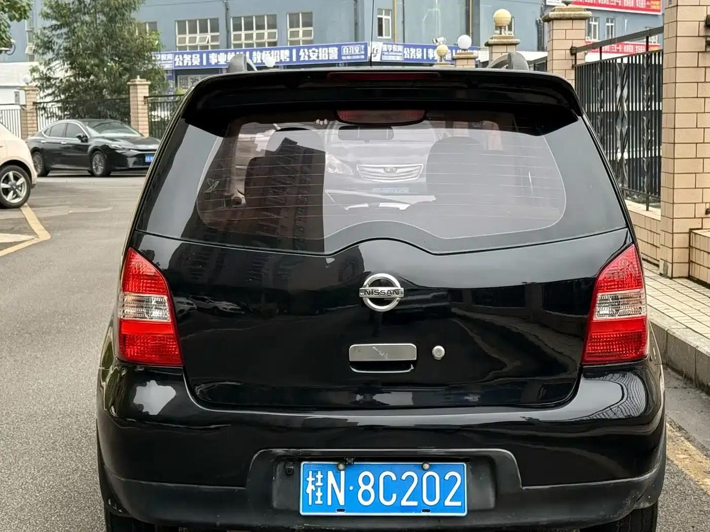 Nissan Livina 2010 Sporty Edition 1.6L Manual Intelligent — миниатюра 4