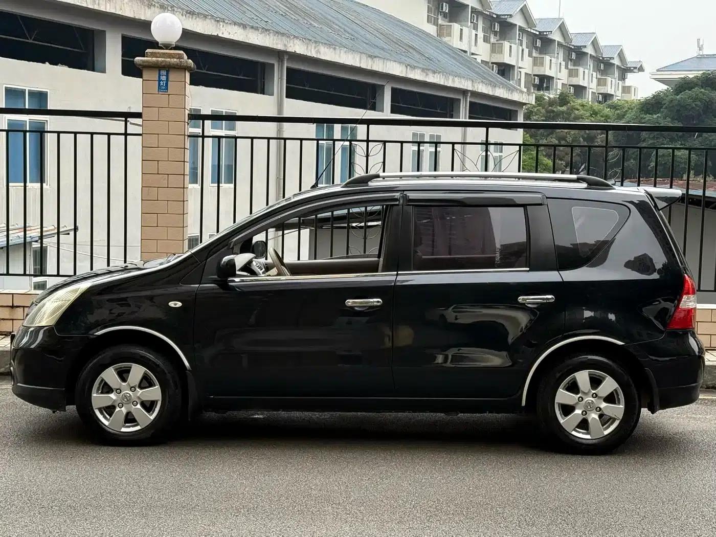 Nissan Livina 2010 Sporty Edition 1.6L Manual Intelligent — миниатюра 5