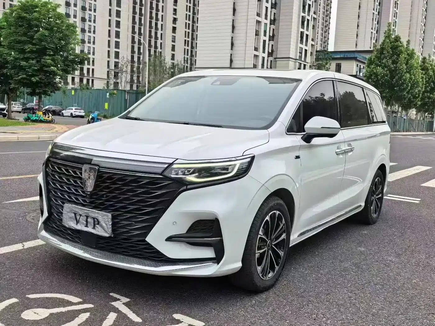 Roewe iMAX8 2022 400TGI Premium Edition — миниатюра 1