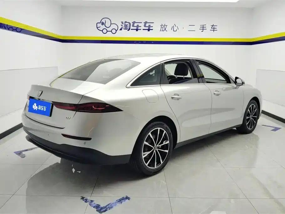 Roewe D7 2025 DMH 125km World Champion Edition — миниатюра 3