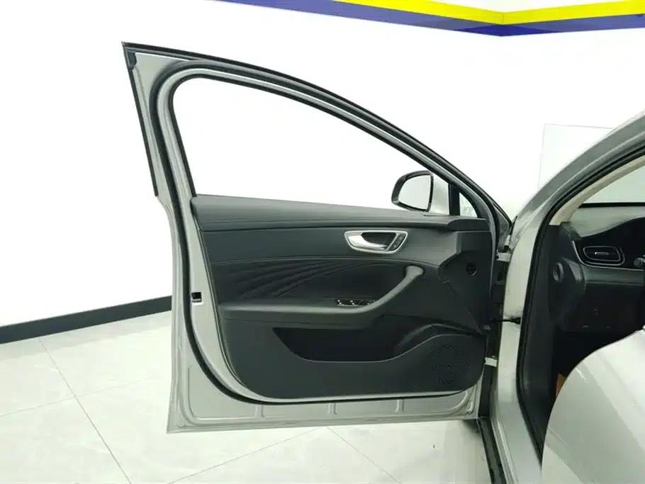 Roewe D7 2025 DMH 125km World Champion Edition — миниатюра 7