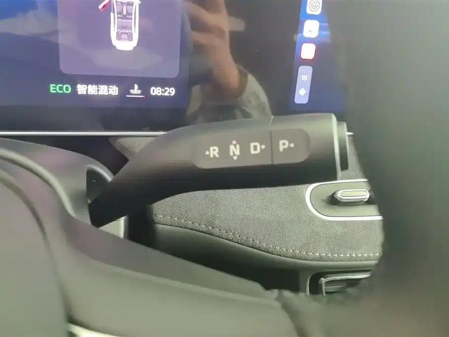 Roewe D7 2025 DMH 125km World Champion Excellence Edition — миниатюра 16