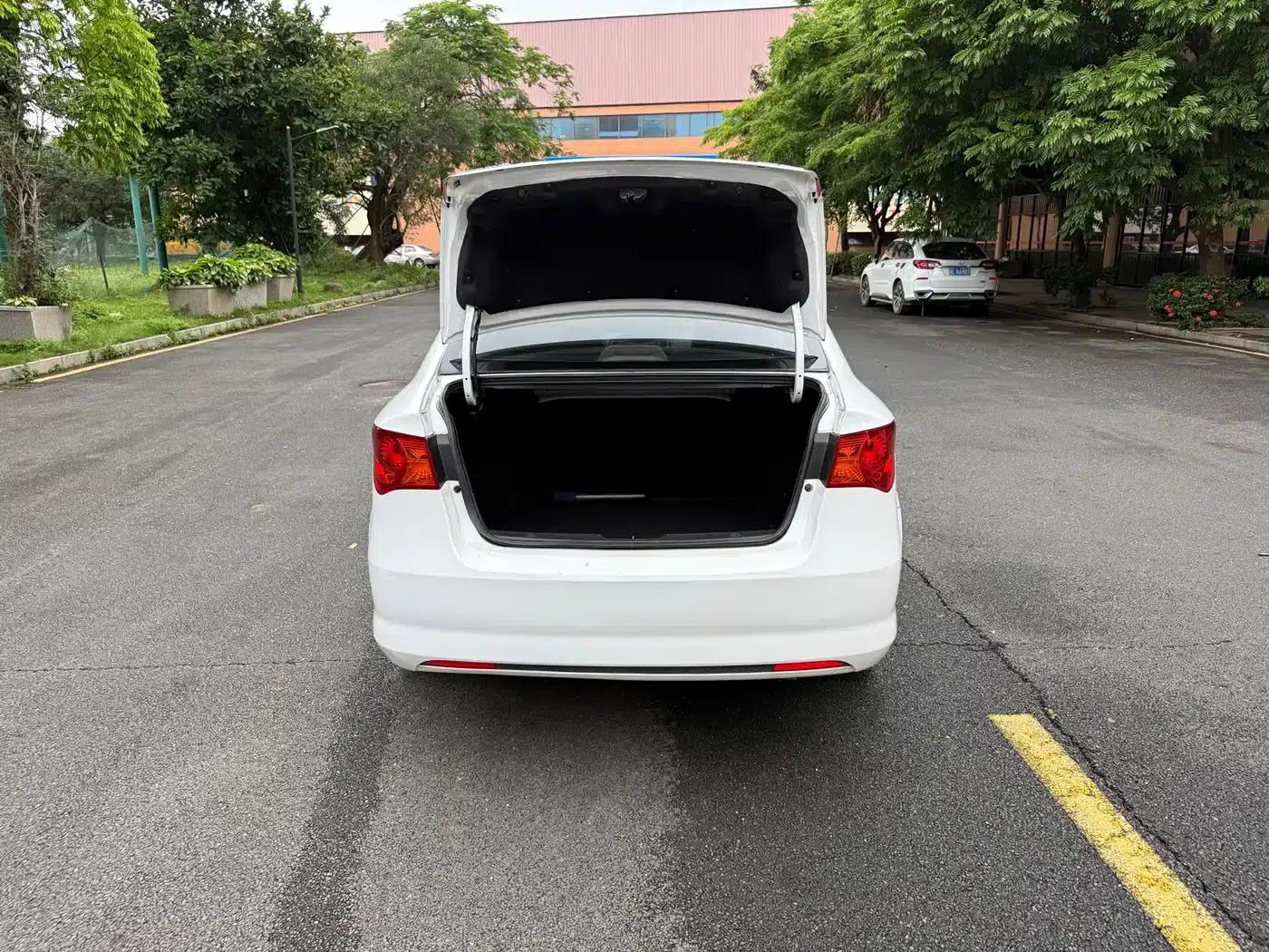 Roewe 350 2013 Model 350S 1.5L Automatic Speeding Edition — миниатюра 18