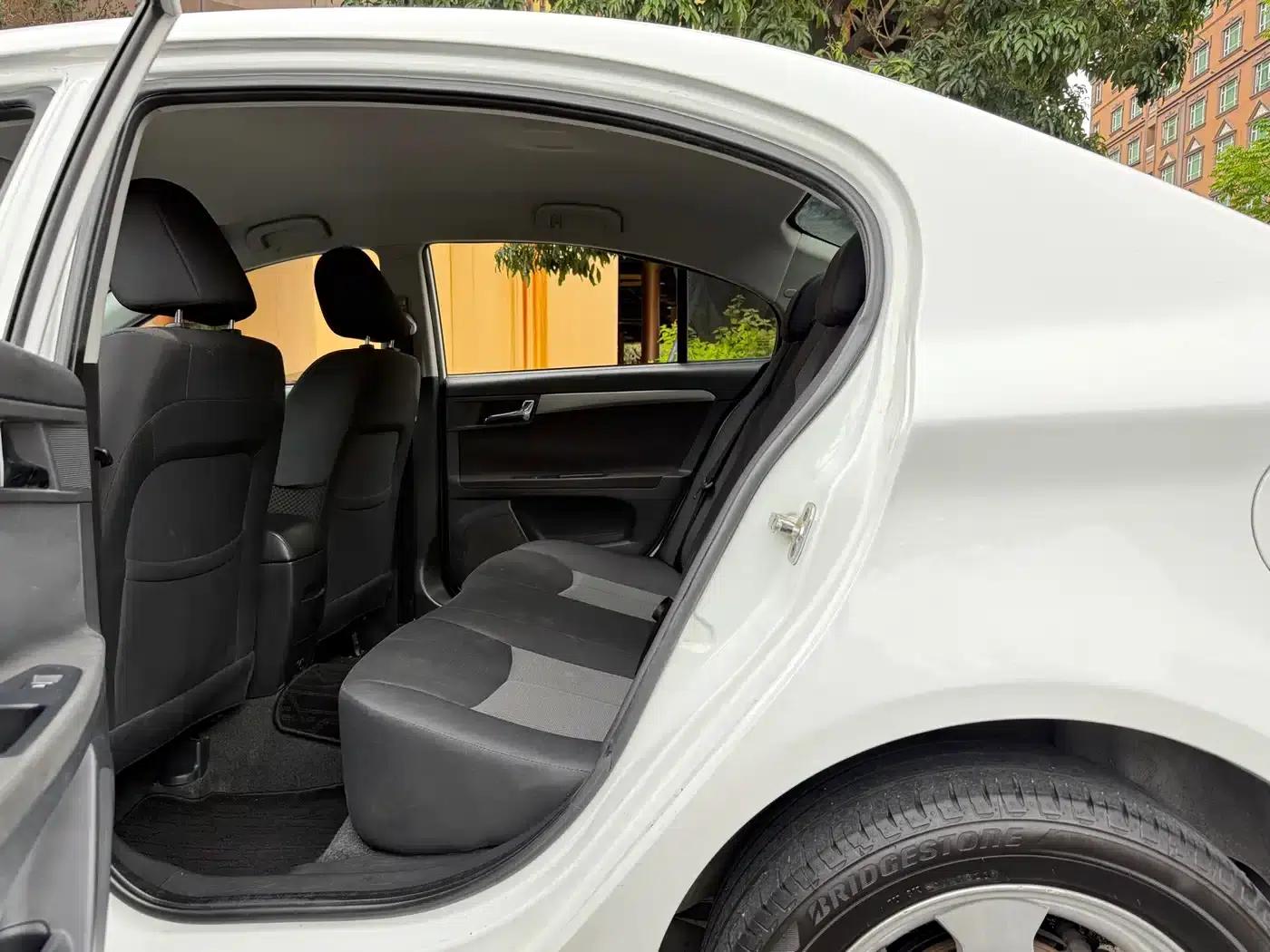 Roewe 350 2013 Model 350S 1.5L Automatic Speeding Edition — миниатюра 7