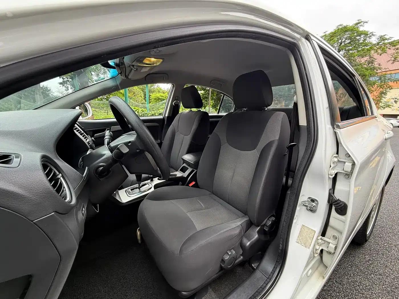 Roewe 350 2013 Model 350S 1.5L Automatic Speeding Edition — миниатюра 9