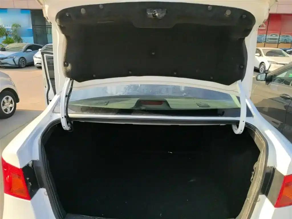 Roewe 350 2015 1.5L Manual Deluxe Sunroof Edition — миниатюра 19