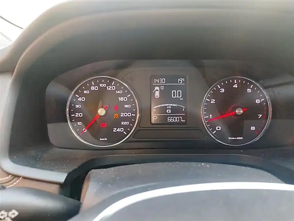 Roewe i6 Classic 2018 20T Automatic Flagship Edition — миниатюра 4