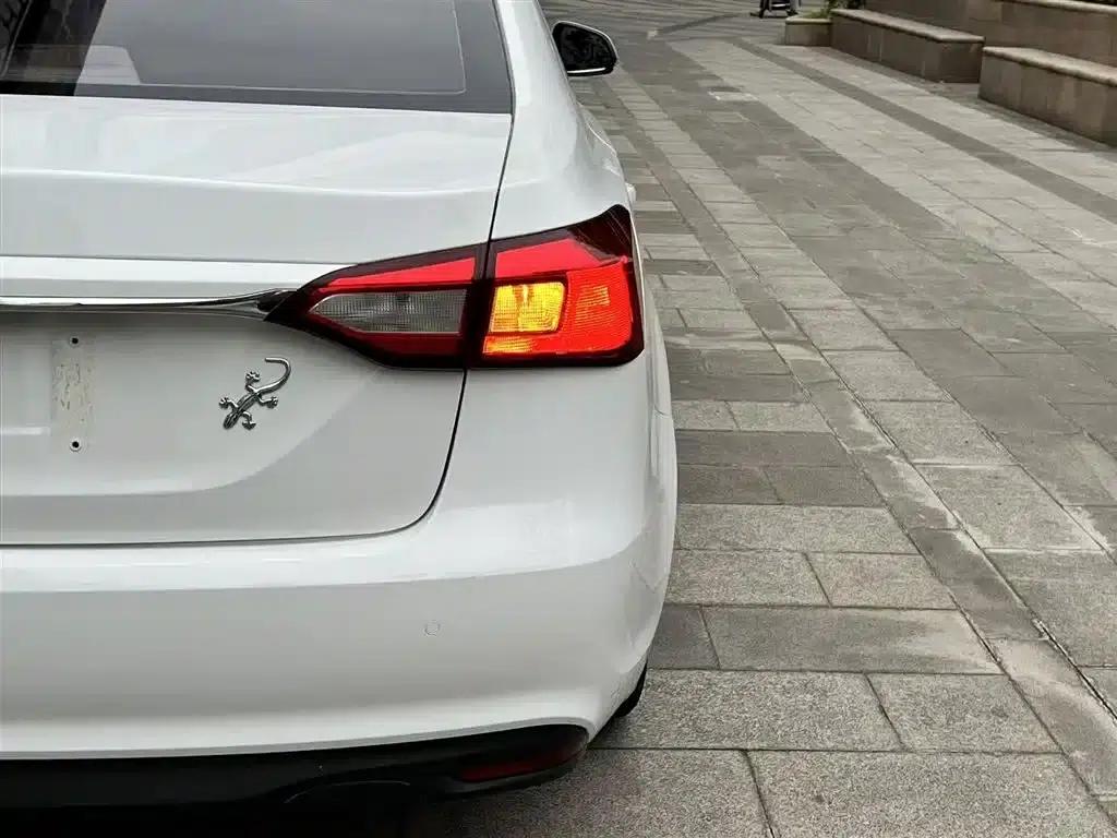 Roewe 360 2015 1.5L Manual Deluxe Edition — миниатюра 8