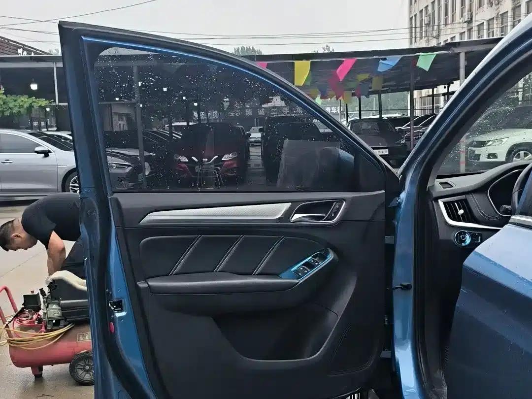 Roewe RX5 New Energy 2017 eRX5 50T Hybrid Connected Premium Flagship Edition — миниатюра 7