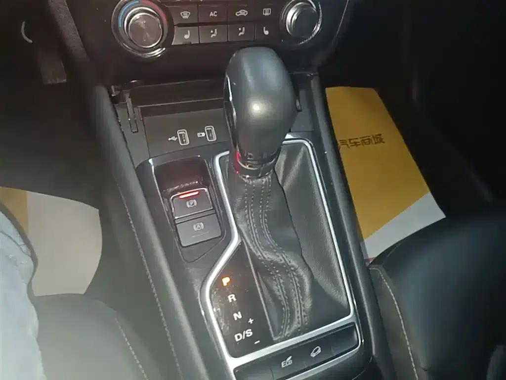 Roewe RX3 2020 1.6L CVT 4G Connected Super Cool Flagship Edition — миниатюра 14