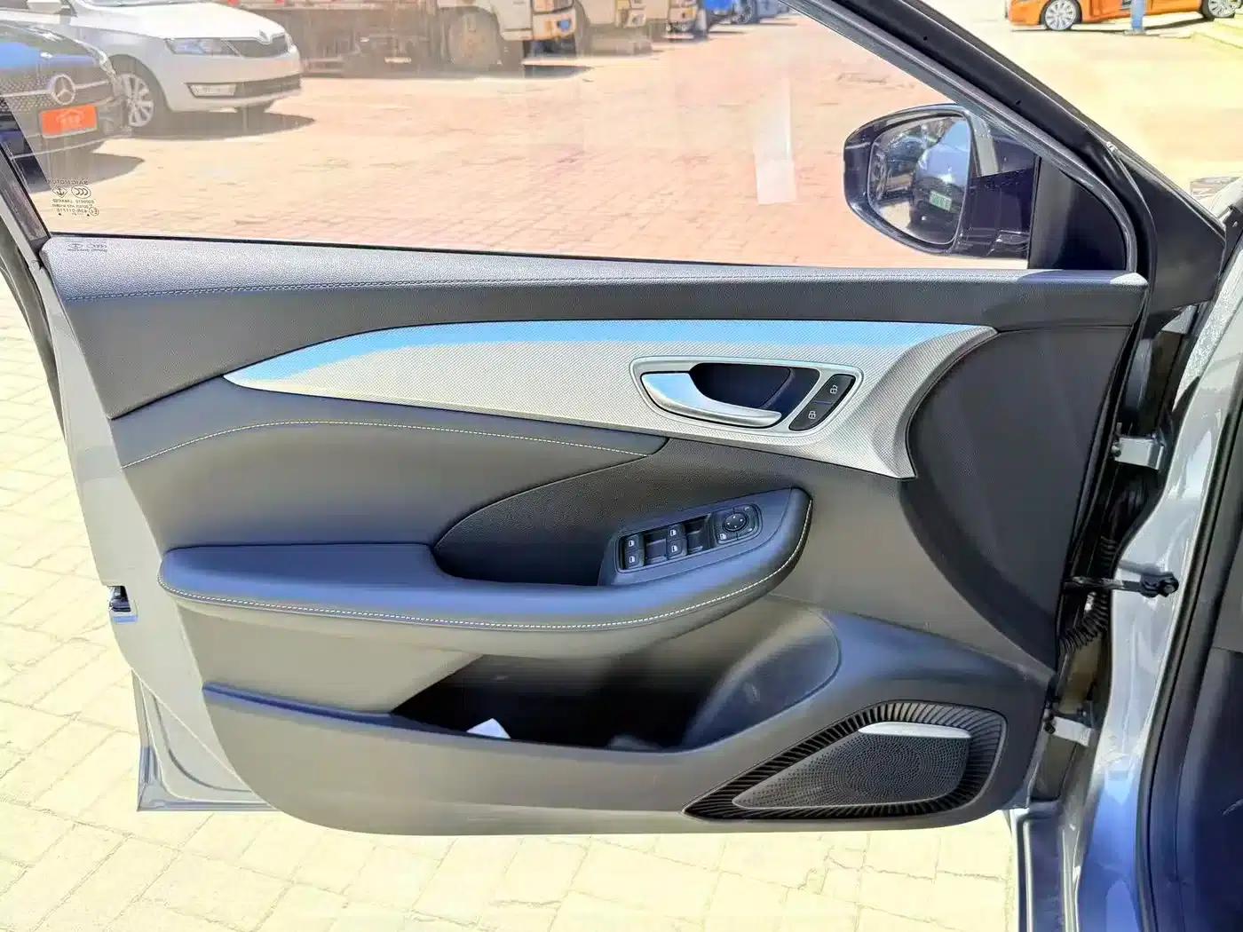 Roewe i6 MAX New Energy 2020 1.5T PHEV Cool Panoramic Sunroof Edition — миниатюра 9
