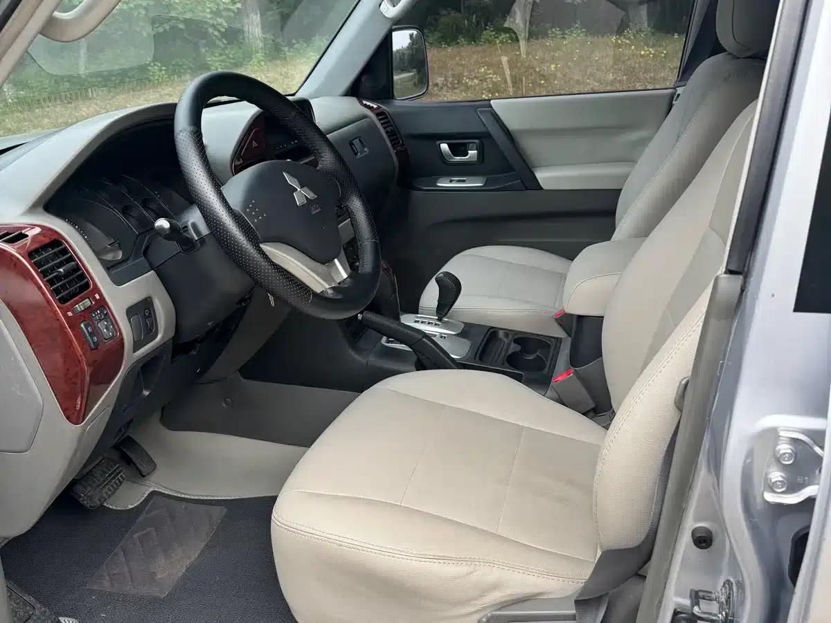 2011 Pajero (Imported) 3.0L Luxury Edition — миниатюра 4