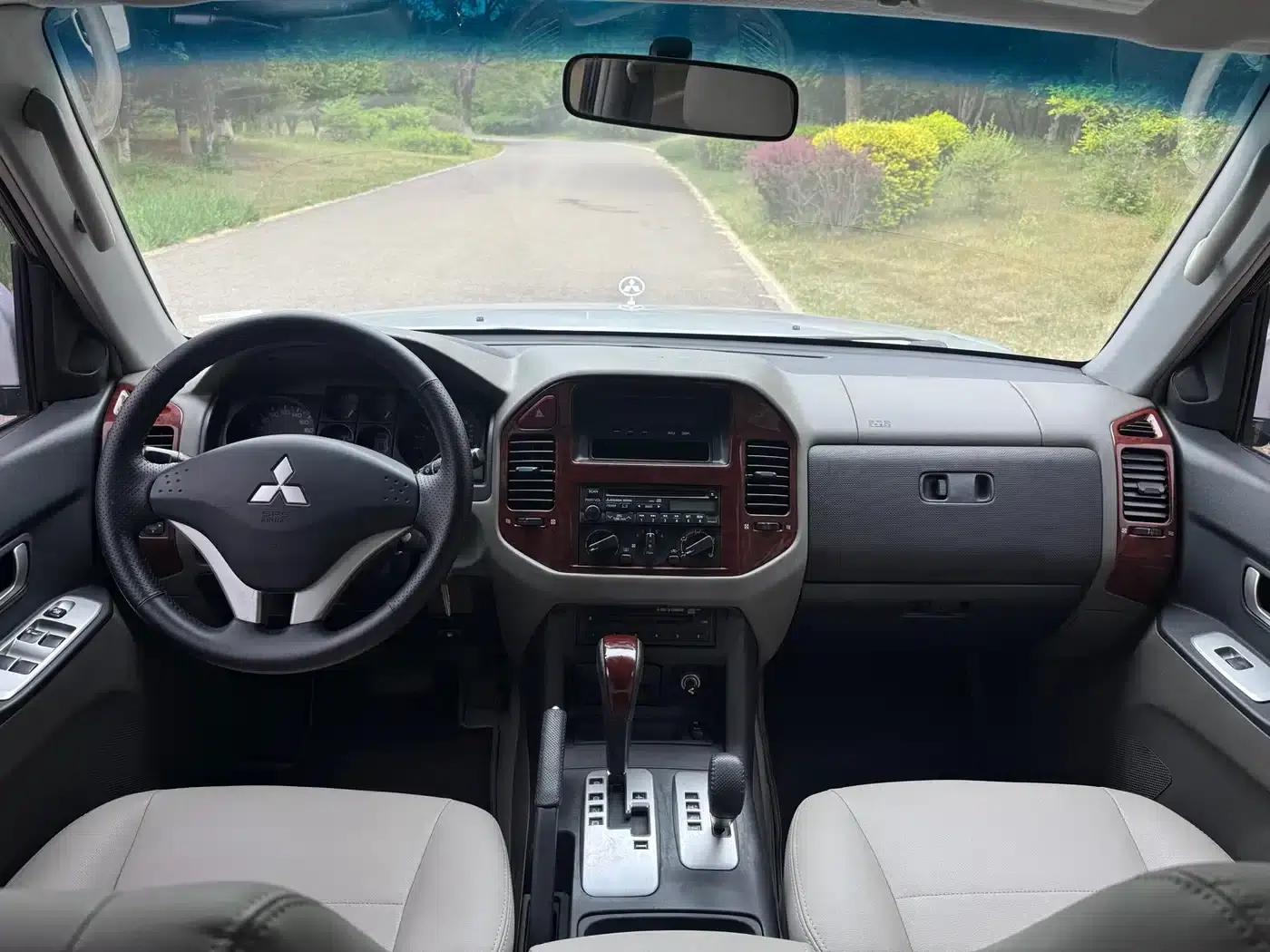 2011 Pajero (Imported) 3.0L Luxury Edition — миниатюра 6