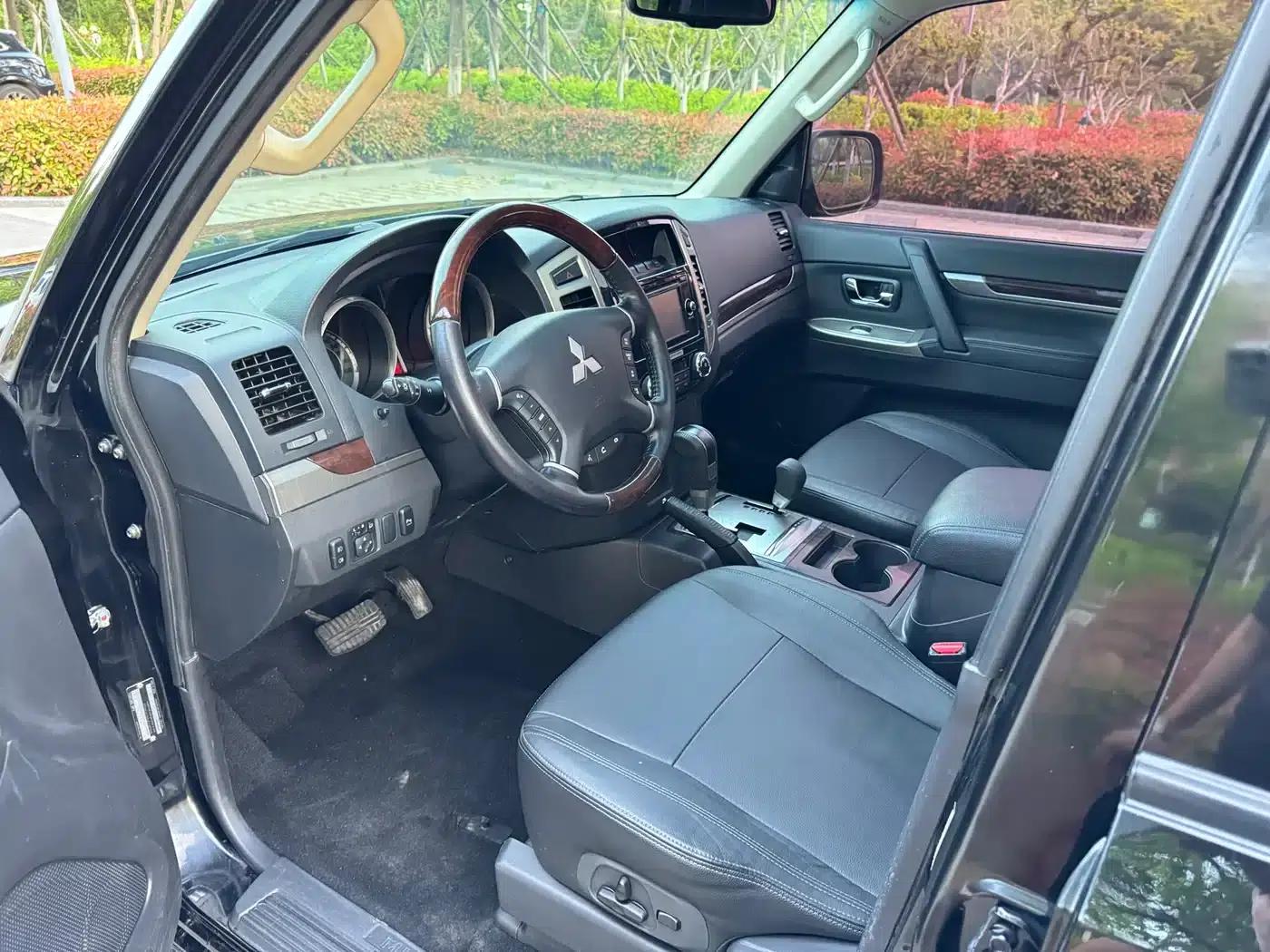 2018 Pajero (Imported) 3.0L Automatic Luxury Edition — миниатюра 4