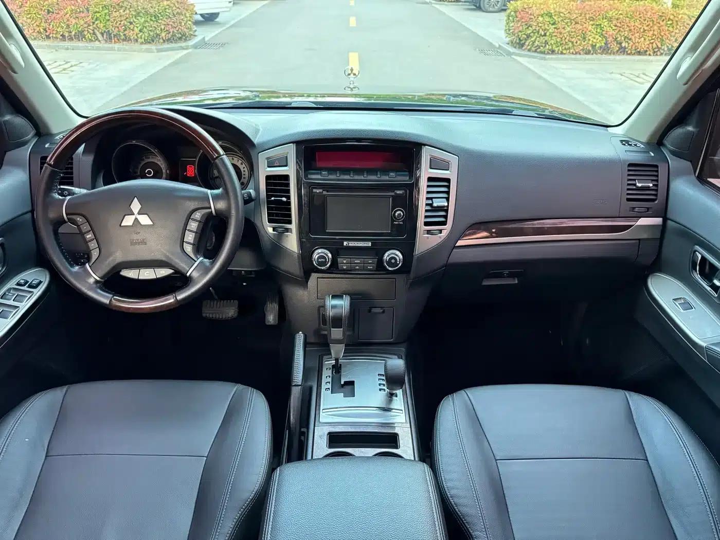 2018 Pajero (Imported) 3.0L Automatic Luxury Edition — миниатюра 7