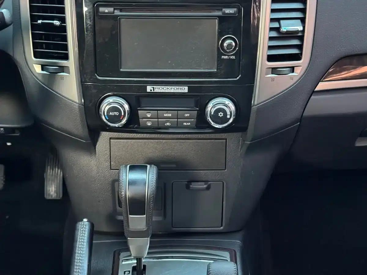 2018 Pajero (Imported) 3.0L Automatic Luxury Edition — миниатюра 9