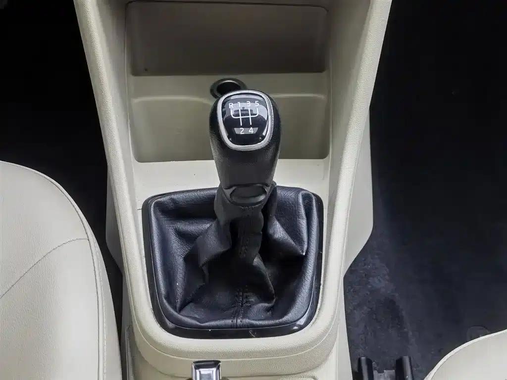 Rapid 2015 1.6L Manual Smart Selection Model — миниатюра 13