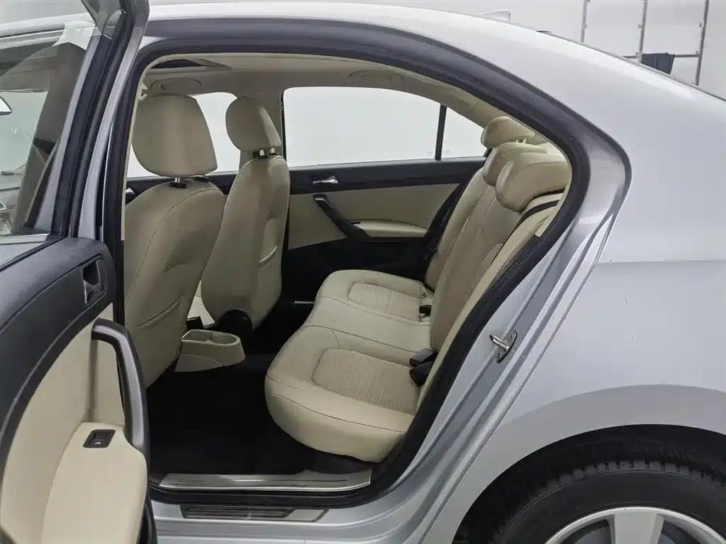 Rapid 2015 1.6L Manual Smart Selection Model — миниатюра 15