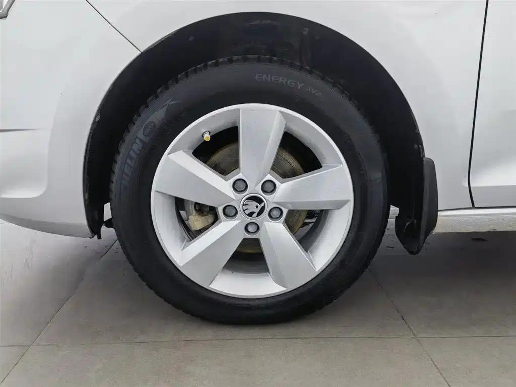 Rapid 2015 1.6L Manual Smart Selection Model — миниатюра 17