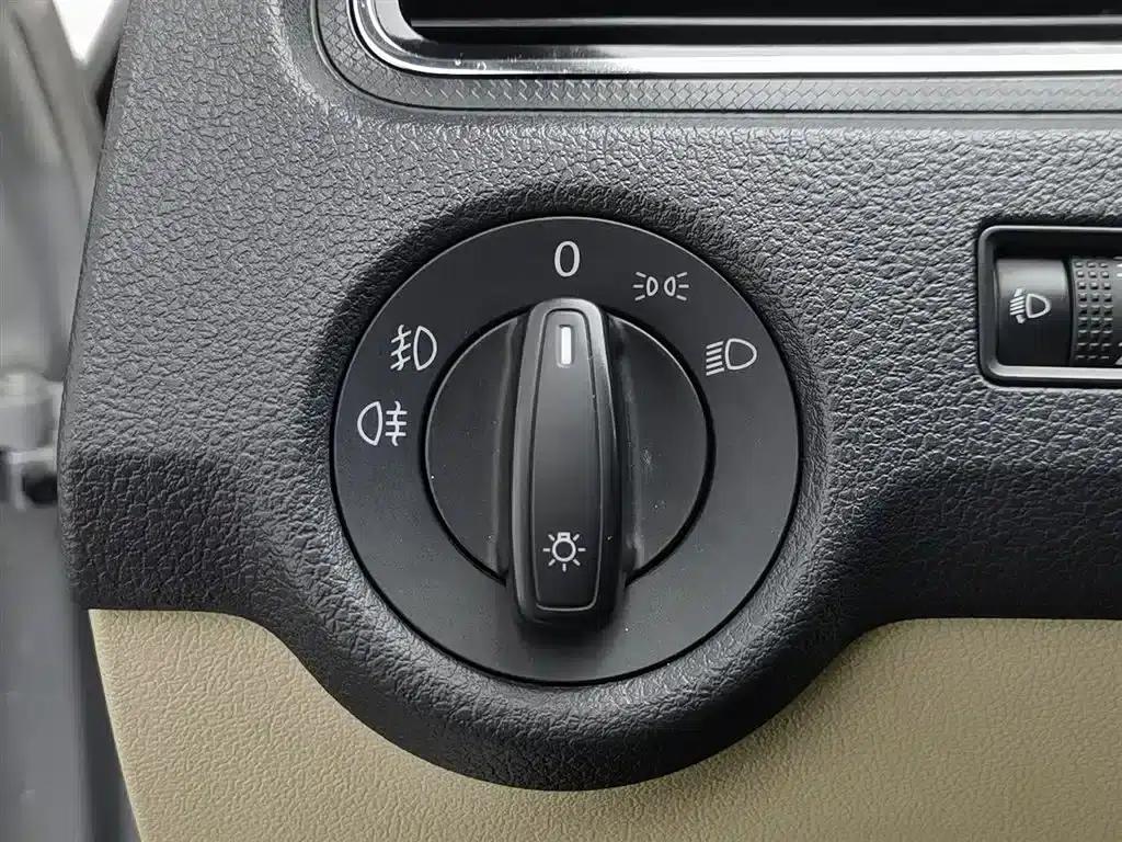Rapid 2015 1.6L Manual Smart Selection Model — миниатюра 21