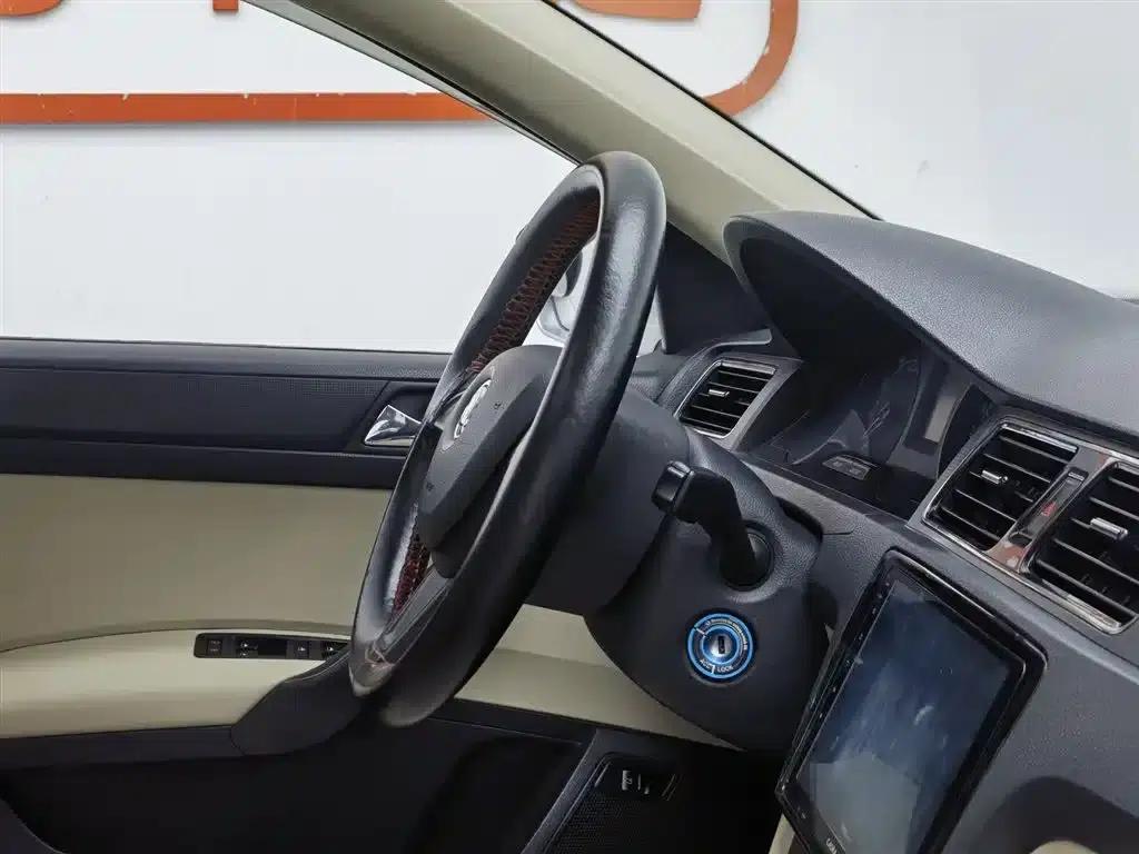 Rapid 2015 1.6L Manual Smart Selection Model — миниатюра 22