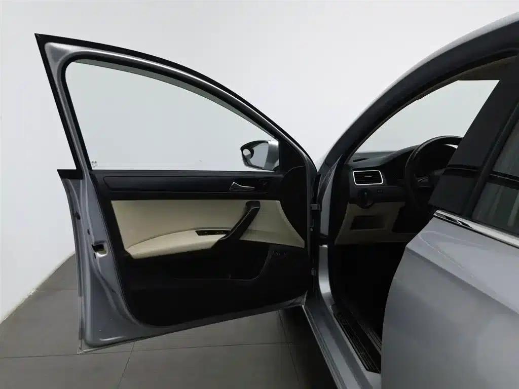 Rapid 2015 1.6L Manual Smart Selection Model — миниатюра 8