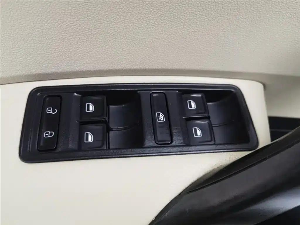 Rapid 2015 1.6L Manual Smart Selection Model — миниатюра 9