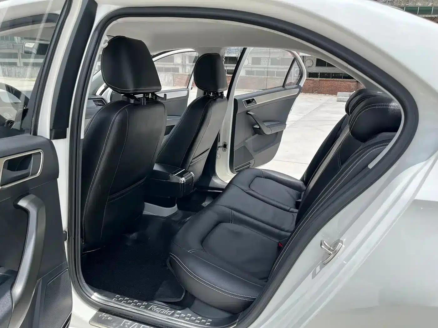 Rapid 2016 1.6L Manual Forward Edition — миниатюра 11