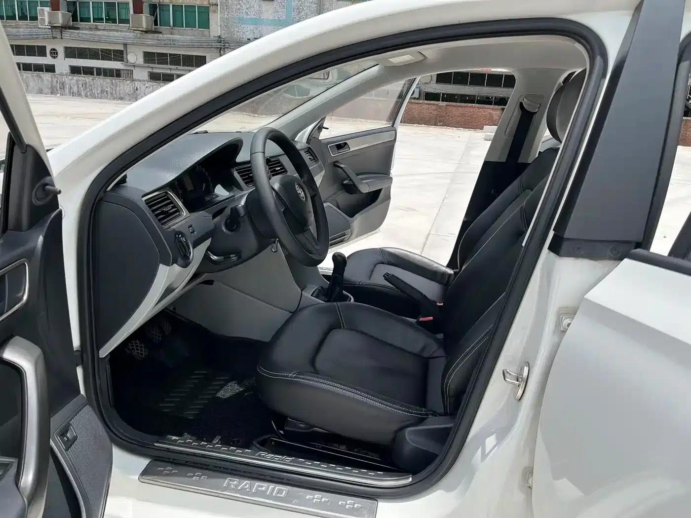 Rapid 2016 1.6L Manual Forward Edition — миниатюра 12