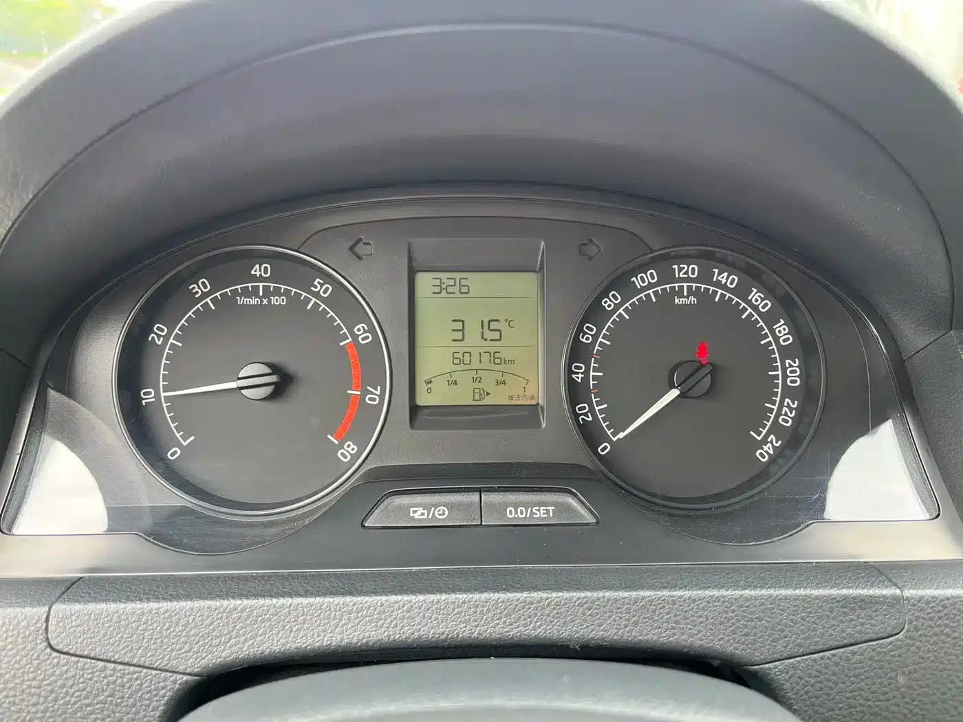 Rapid 2016 1.6L Manual Forward Edition — миниатюра 13