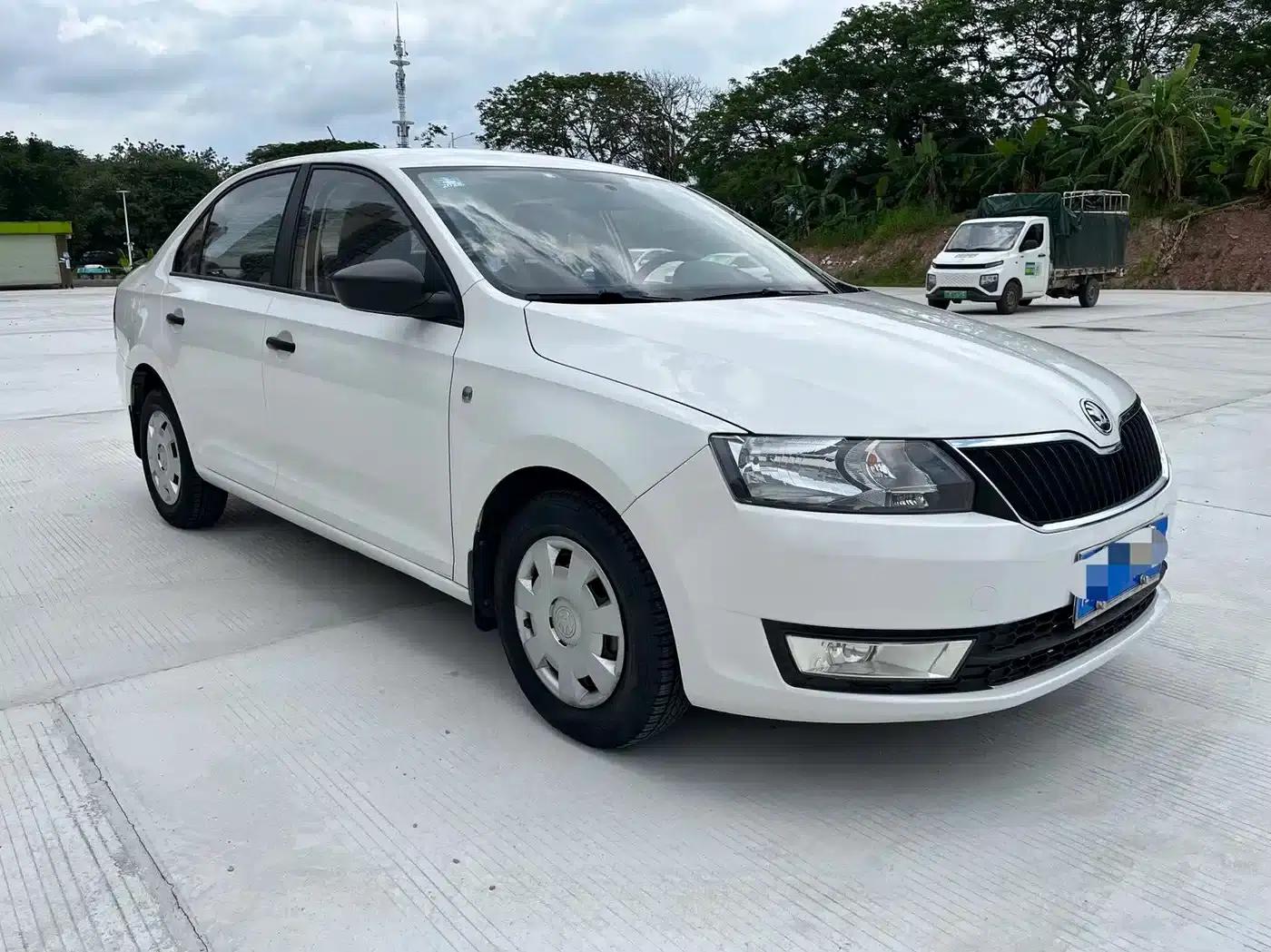 Rapid 2016 1.6L Manual Forward Edition — миниатюра 3