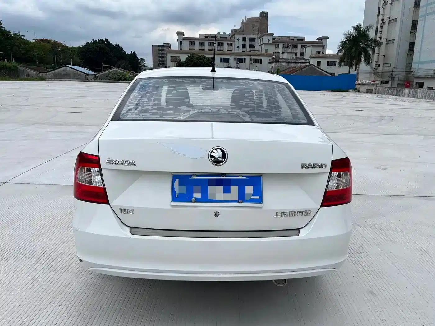 Rapid 2016 1.6L Manual Forward Edition — миниатюра 4