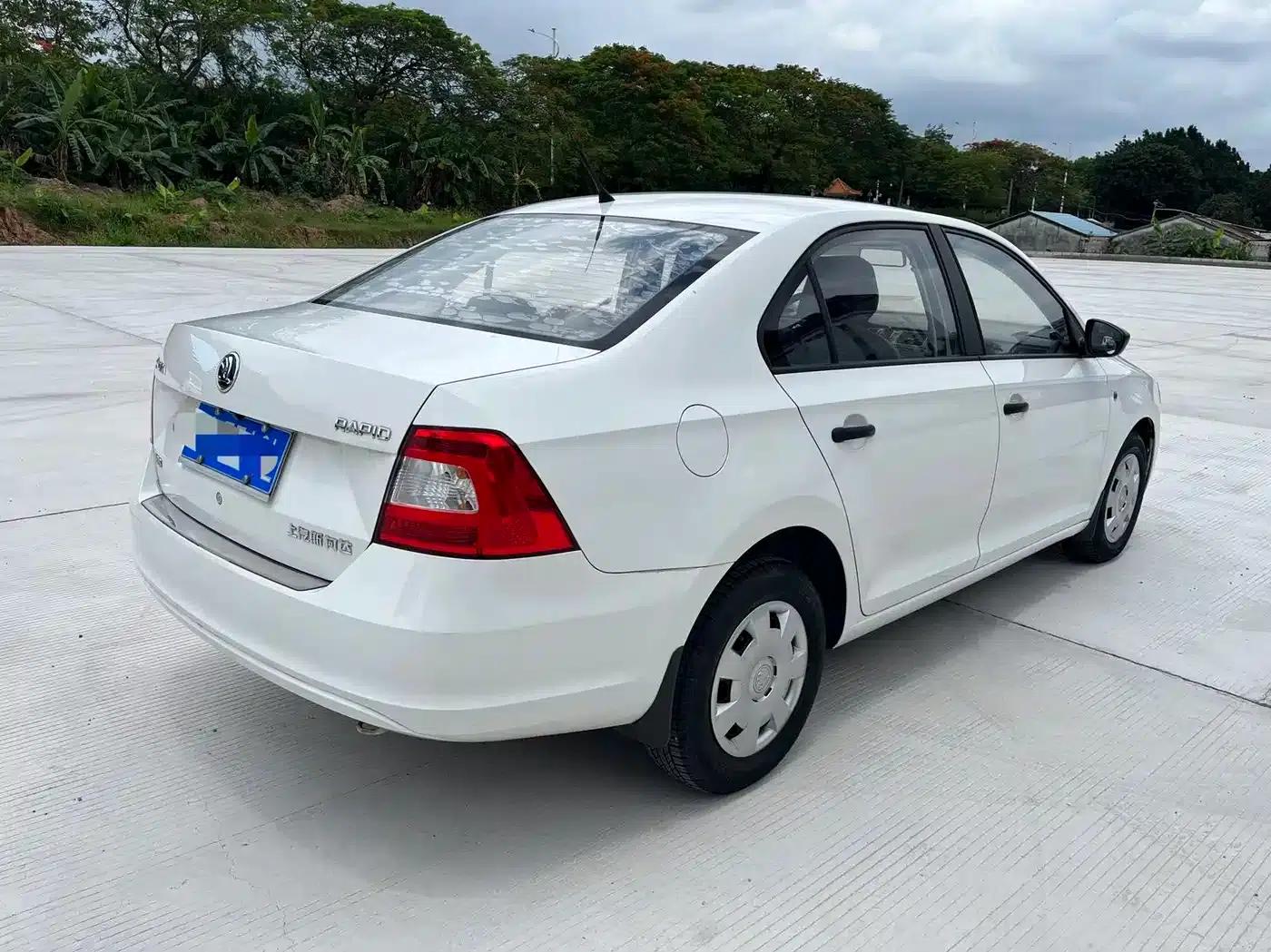 Rapid 2016 1.6L Manual Forward Edition — миниатюра 5