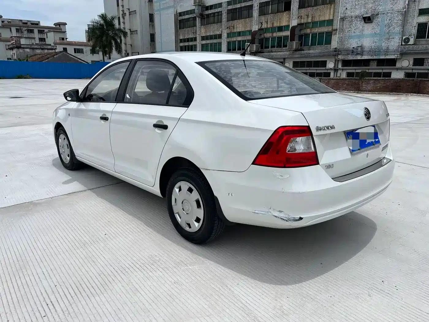 Rapid 2016 1.6L Manual Forward Edition — миниатюра 6