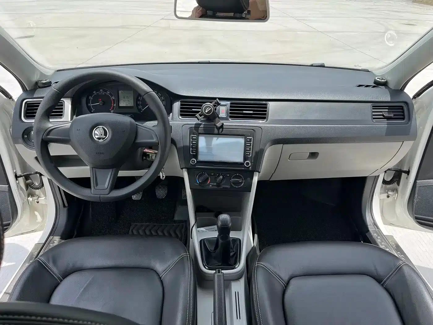 Rapid 2016 1.6L Manual Forward Edition — миниатюра 7