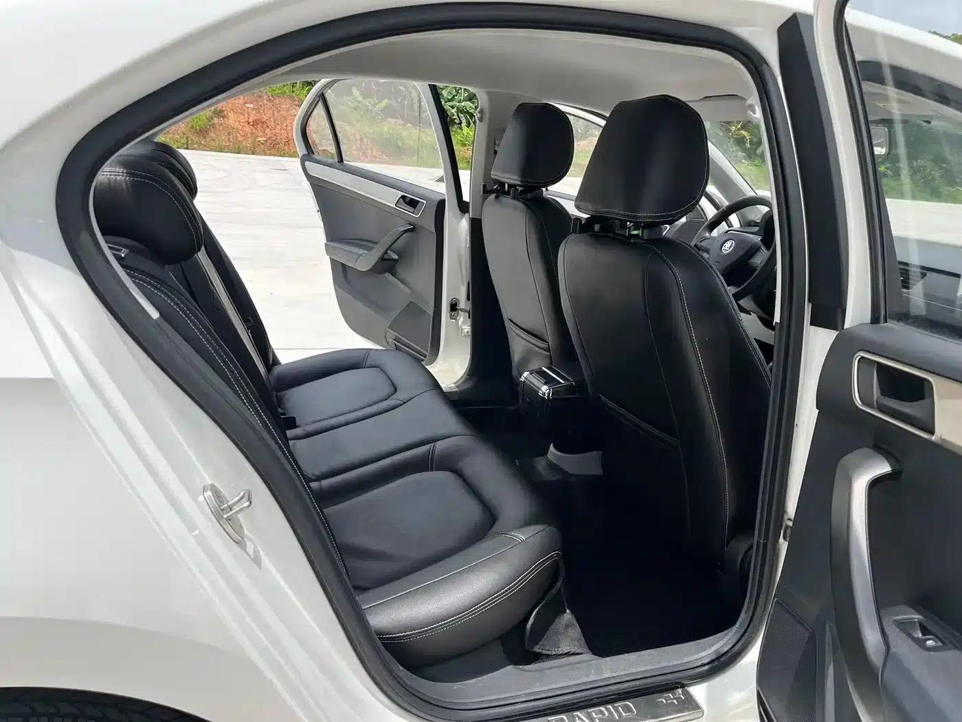 Rapid 2016 1.6L Manual Forward Edition — миниатюра 9