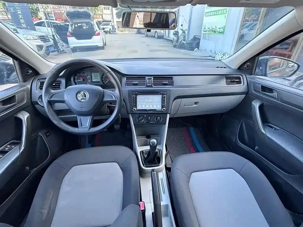 Rapid 2015 1.6L Manual Comfortline — миниатюра 4