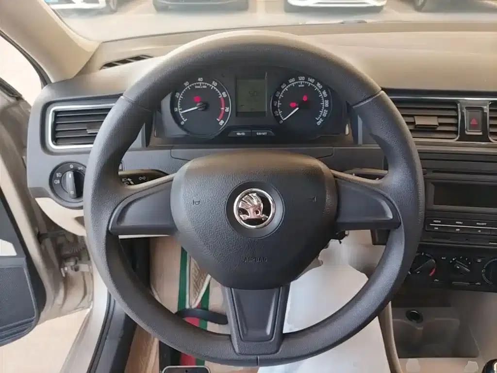 Rapid 2015 1.6L Manual Smart Selection Model — миниатюра 11