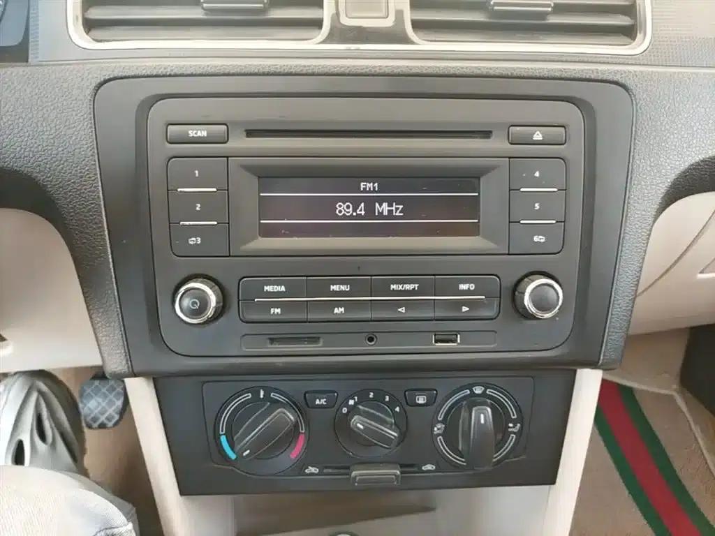 Rapid 2015 1.6L Manual Smart Selection Model — миниатюра 13