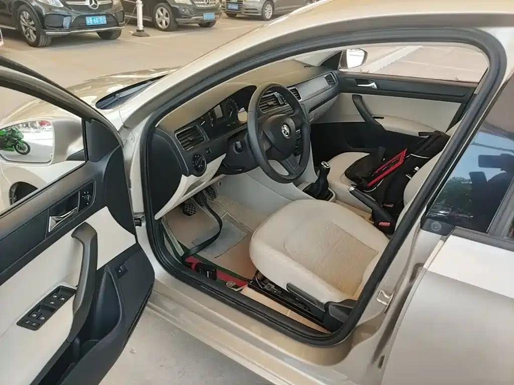 Rapid 2015 1.6L Manual Smart Selection Model — миниатюра 16