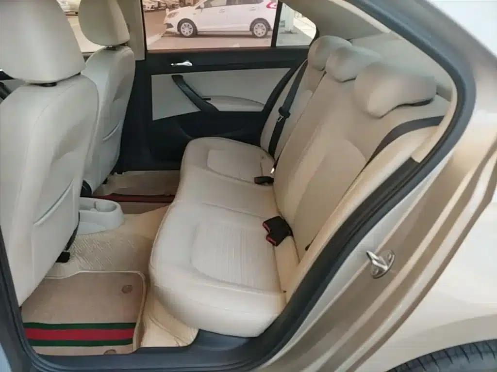 Rapid 2015 1.6L Manual Smart Selection Model — миниатюра 17