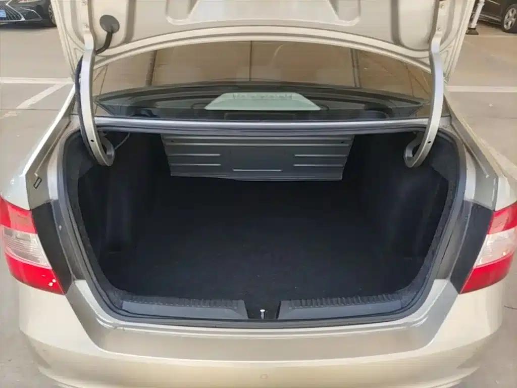 Rapid 2015 1.6L Manual Smart Selection Model — миниатюра 19
