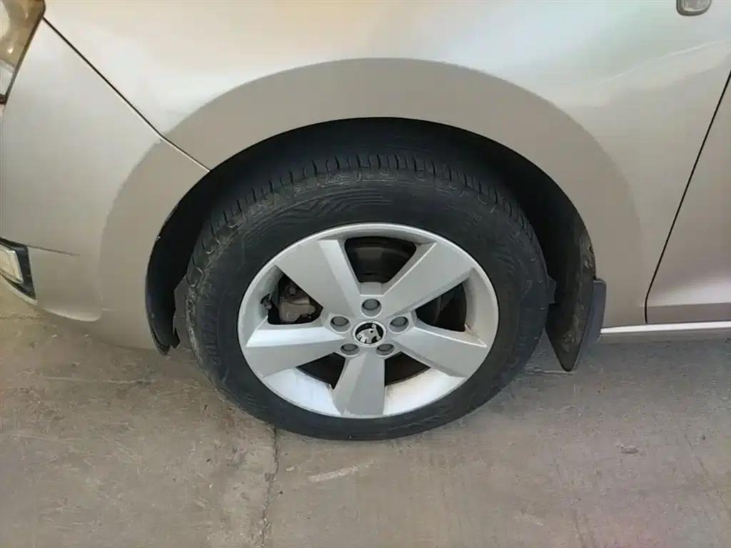 Rapid 2015 1.6L Manual Smart Selection Model — миниатюра 23